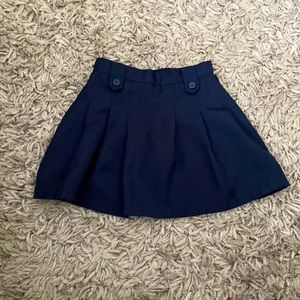 Girls size 5 navy school uniform skort. Like new. No holes, tears.